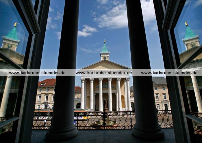 Postkarte Karlsruhe: Blick vom Rathaus auf die Evangelische Stadtkirche Postkarte Karlsruhe: Blick vom Rathaus auf die Evangelische Stadtkirche